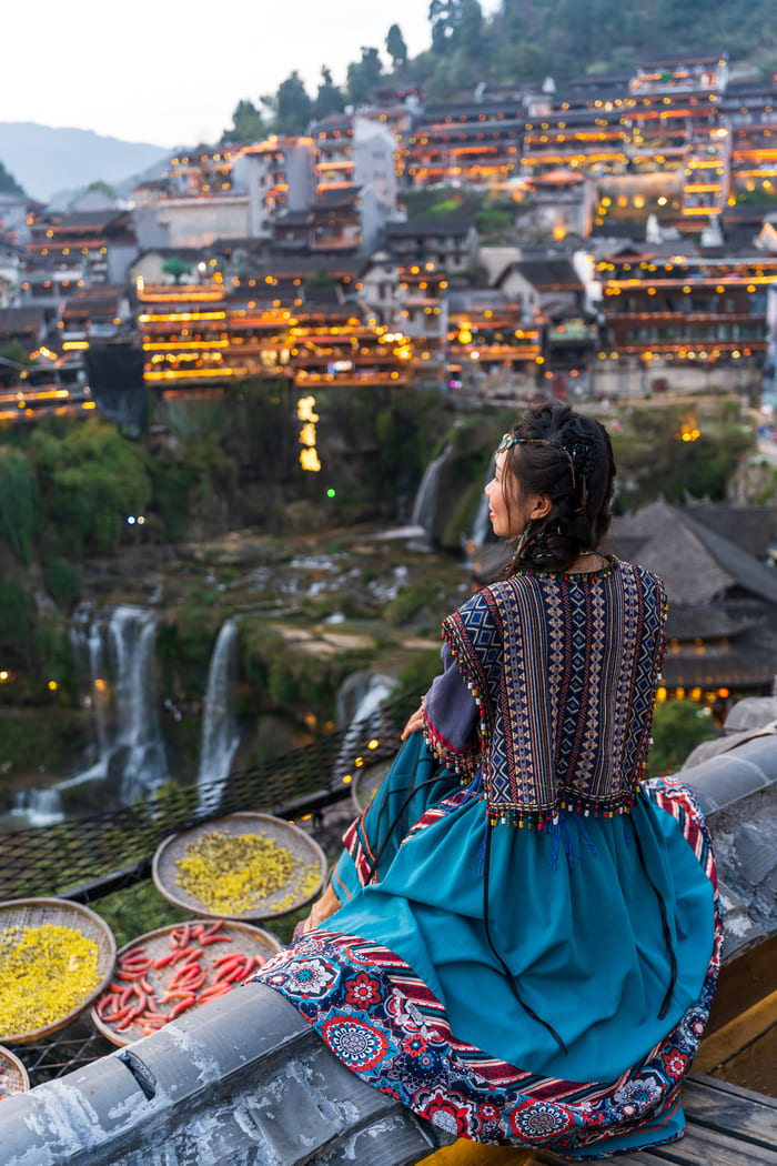 mujer china en ciudad lijiang con vestimenta tipica