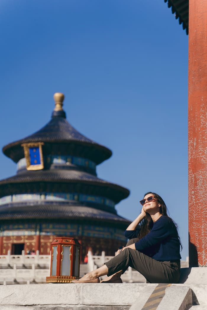 mujer en templo beijing-viaje