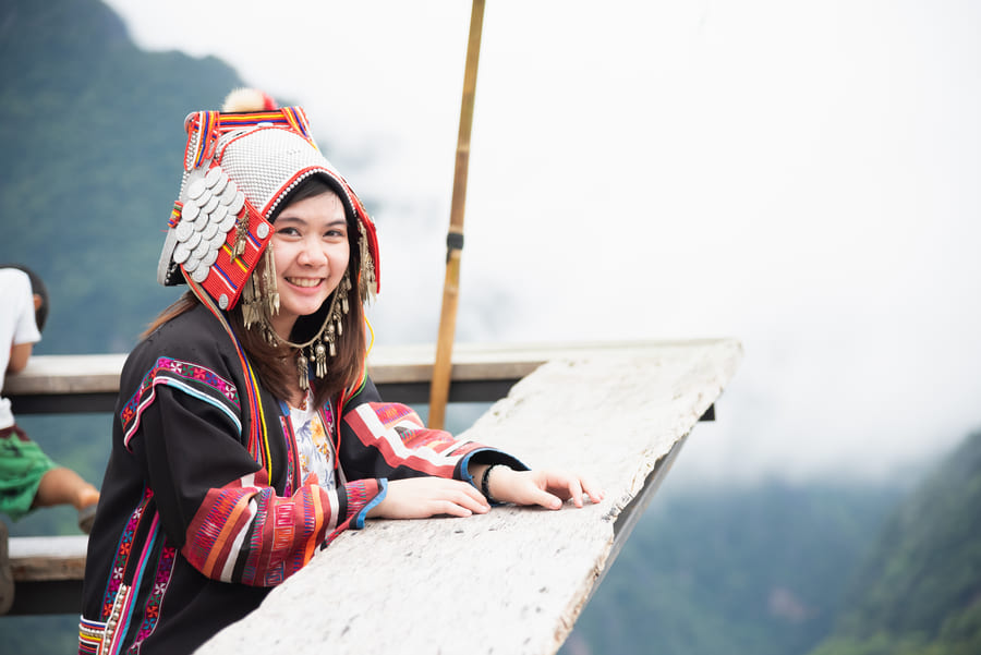 Yunnan, mujer con traje tipico